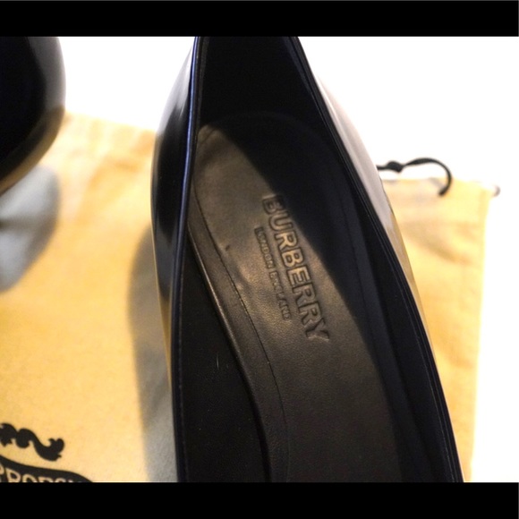 Authentic Burberry Patent Pump in Black NWOT - Picture 2 of 6